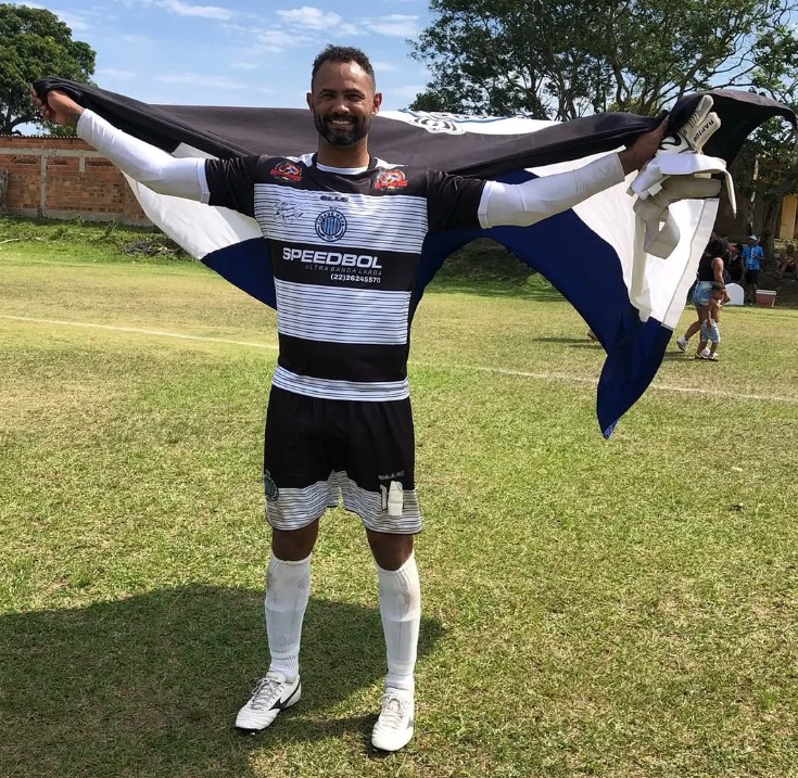 Bruno, ex-goleiro do Flamengo, treina em um campo de várzea no bairro Malvinas, Macaé (RJ), rodeado por crianças e torcida, simbolizando superação e novos caminhos.