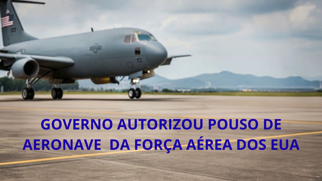 Foto de aeronave americana estacionada em pista no Brasil, sem militares visíveis, com a manchete sobreposta “Governo autorizou pouso de aeronave da força aérea dos EUA".
