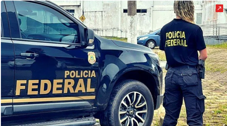 Agente da Polícia Federal ao lado de viatura durante a Operação Lei do Retorno que investiga desvios de R$ 50 milhões do Fundeb em Caxias MA.