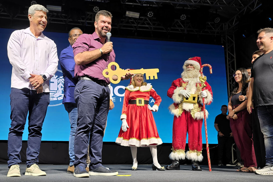 Chave da cidade sendo entregue ao Papai Noel